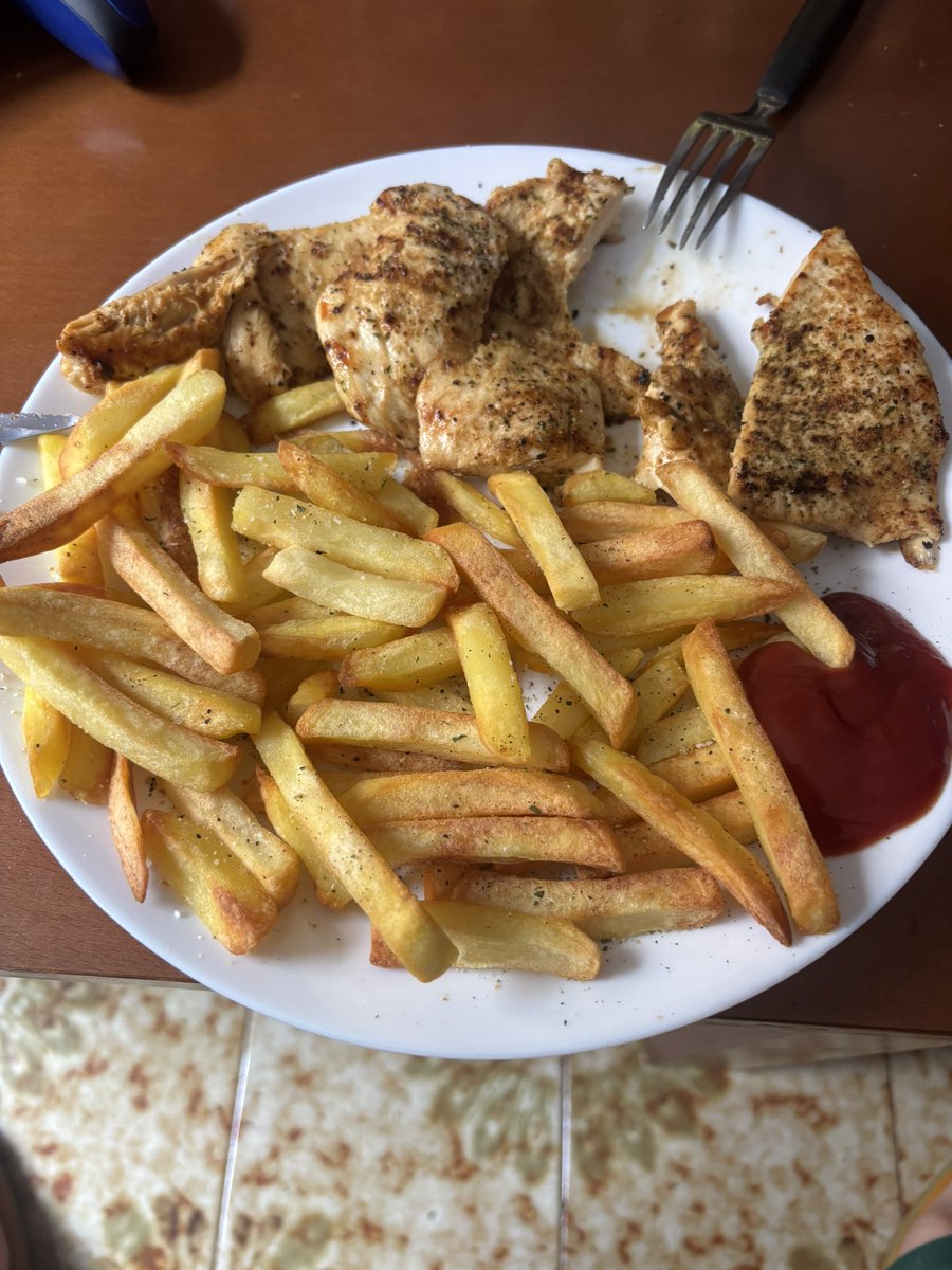 CapoKnnoniere's tweet photo. La pereza es pecado mortal pero que rico se siente ser un vago y atorrante- Pollo con papas https://t.co/qZYByf05OY