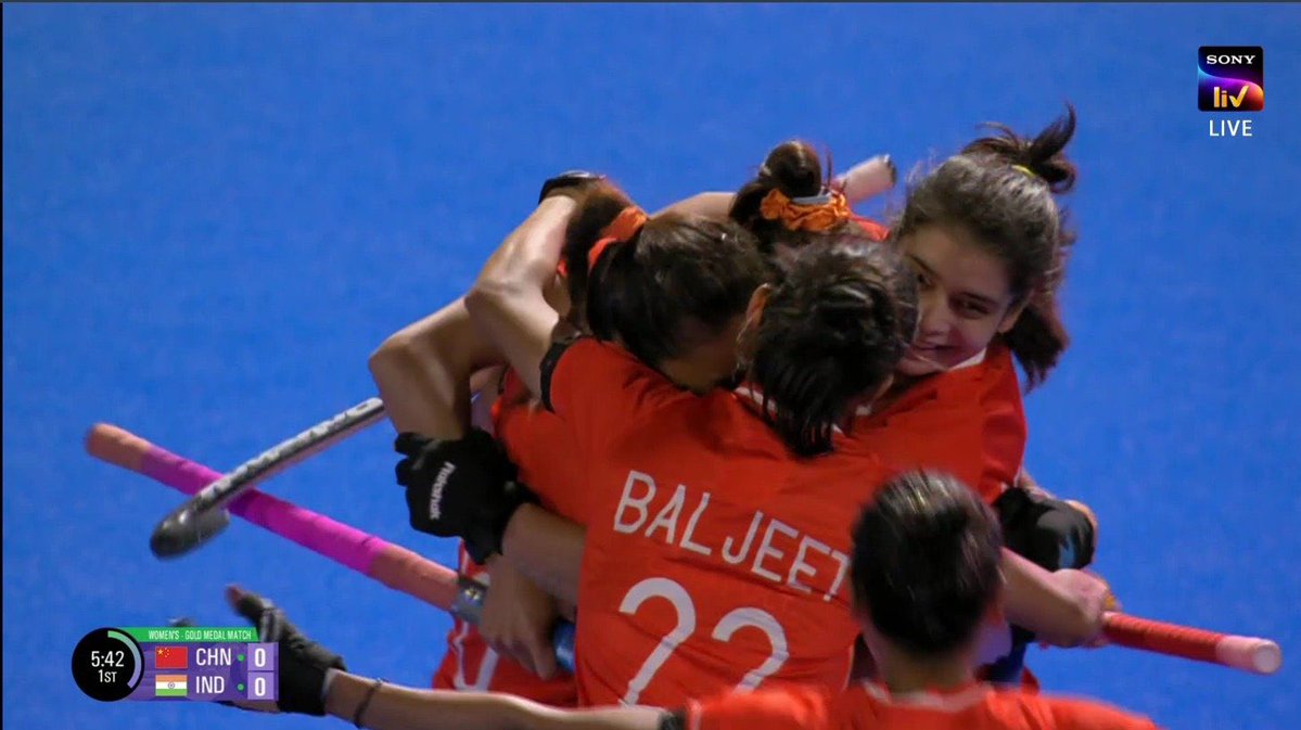 SportzDaily_IN's tweet photo. 🏆 GOLD &amp; OLYMPIC TICKET! 🇮🇳🔥

India’s women are Asian Games CHAMPIONS after beating 4-time champions China 1-0! 🏑🥇

44 YEARS LATER! ❤️

Sushila Chanu, Savita Punia &amp; Salima Tete were SENSATIONAL! 🔥

🇮🇳 LA 2028, HERE WE COME! 🎟️ https://t.co/qgUUnjB9Mg