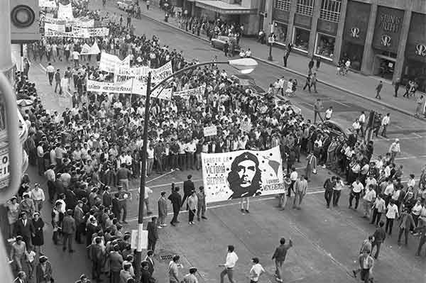 Bibliomaniatico's tweet photo. El 2 de octubre de 1968 ocurrió la Masacre de Tlatelolco, un crimen de Estado en la Plaza de las Tres Culturas en la Ciudad de México.

MEMORIAL DE TLATELOLCO

La oscuridad engendra la violencia
y la violencia pide oscuridad
para cuajar el crimen.
Por eso el dos de octubre aguardó hasta la noche
para que nadie viera la mano que empuñaba 
el arma, sino sólo su efecto de relámpago.

¿Y a esa luz, breve y lívida, quién? ¿Quién es el que mata?
¿Quiénes los que agonizan, los que mueren?
¿Los que huyen sin zapatos?
¿Los que van a caer al pozo de una cárcel?
¿Los que se pudren en el hospital?
¿Los que se quedan mudos, para siempre, de espanto?
¿Quién? ¿Quiénes? Nadie. Al día siguiente, nadie.

La plaza amaneció barrida; los periódicos
dieron como noticia principal
el estado del tiempo.
Y en la televisión, en el radio, en el cine no hubo ningún cambio de programa, ningún anuncio intercalado ni un
minuto de silencio en el banquete.
(Pues prosiguió el banquete).

No busques lo que no hay: huellas, cadáveres
que todo se le ha dado como ofrenda a una diosa,
a la Devoradora de Excrementos.
No hurgues en los archivos pues nada consta en actas.
Más he aquí que toco una llaga: es mi memoria.
Duele, luego es verdad. Sangre con sangre
y si la llamo mía traiciono a todos.

Recuerdo, recordamos.
Ésta es nuestra manera de ayudar a que amanezca
sobre tantas conciencias mancilladas,
sobre un texto iracundo, sobre una reja abierta,
sobre el rostro amparado tras la máscara.

Recuerdo, recordemos
hasta que la justicia se siente entre nosotros.

Rosario Castellanos.