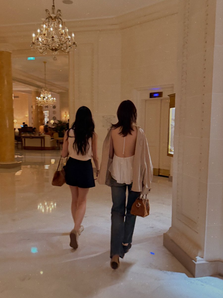 vlrp01's tweet photo. #LingOrmDiorSummer27 #LingOrm
#Dior #DiorSummer27 #PFW

Before meeting faen           After meeting faen https://t.co/7Q8LkBYcrc