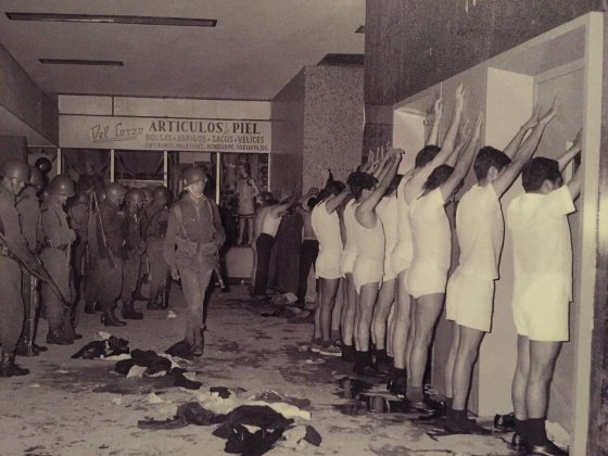 Bibliomaniatico's tweet photo. El 2 de octubre de 1968 ocurrió la Masacre de Tlatelolco, un crimen de Estado en la Plaza de las Tres Culturas en la Ciudad de México.

MEMORIAL DE TLATELOLCO

La oscuridad engendra la violencia
y la violencia pide oscuridad
para cuajar el crimen.
Por eso el dos de octubre aguardó hasta la noche
para que nadie viera la mano que empuñaba 
el arma, sino sólo su efecto de relámpago.

¿Y a esa luz, breve y lívida, quién? ¿Quién es el que mata?
¿Quiénes los que agonizan, los que mueren?
¿Los que huyen sin zapatos?
¿Los que van a caer al pozo de una cárcel?
¿Los que se pudren en el hospital?
¿Los que se quedan mudos, para siempre, de espanto?
¿Quién? ¿Quiénes? Nadie. Al día siguiente, nadie.

La plaza amaneció barrida; los periódicos
dieron como noticia principal
el estado del tiempo.
Y en la televisión, en el radio, en el cine no hubo ningún cambio de programa, ningún anuncio intercalado ni un
minuto de silencio en el banquete.
(Pues prosiguió el banquete).

No busques lo que no hay: huellas, cadáveres
que todo se le ha dado como ofrenda a una diosa,
a la Devoradora de Excrementos.
No hurgues en los archivos pues nada consta en actas.
Más he aquí que toco una llaga: es mi memoria.
Duele, luego es verdad. Sangre con sangre
y si la llamo mía traiciono a todos.

Recuerdo, recordamos.
Ésta es nuestra manera de ayudar a que amanezca
sobre tantas conciencias mancilladas,
sobre un texto iracundo, sobre una reja abierta,
sobre el rostro amparado tras la máscara.

Recuerdo, recordemos
hasta que la justicia se siente entre nosotros.

Rosario Castellanos.
