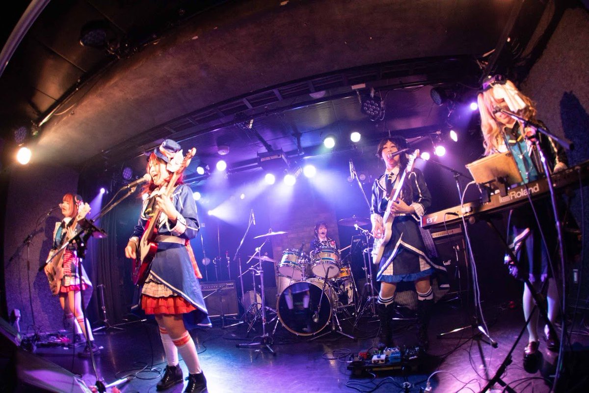 bibabeaver's tweet photo. 5バンド目：ぽっぴんバービー
Poppin'Partyのコピーバンド。
メンバーが一部かわったり、バンド名が安定しないけどなんだかんだ長いバンド。
全員ちゃんと7thのコスプレして参戦です。ガールズバンドです。
#VivaLive https://t.co/wgGQdPEosM