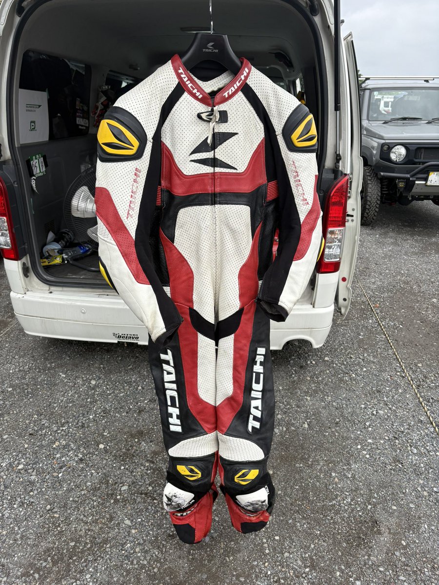 nc35TDK1121's tweet photo. サーキットスタートセット
10万円　送料別

rsタイチ Lサイズ

rsタイチ新品グローブ2回使用　Ｌサイズ

フォーマ　ブーツ　　27センチ　
↑ブーツはボロいです。

#レーシングスーツ売ります
#ツナギ売ります
#レーシングブーツ売ります
#レーシンググローブ売ります https://t.co/Dk2mtFe0jb
