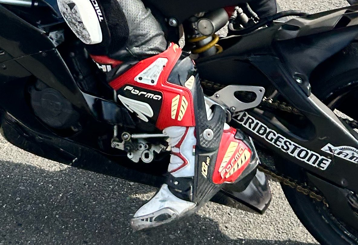 nc35TDK1121's tweet photo. サーキットスタートセット
10万円　送料別

rsタイチ Lサイズ

rsタイチ新品グローブ2回使用　Ｌサイズ

フォーマ　ブーツ　　27センチ　
↑ブーツはボロいです。

#レーシングスーツ売ります
#ツナギ売ります
#レーシングブーツ売ります
#レーシンググローブ売ります https://t.co/Dk2mtFe0jb