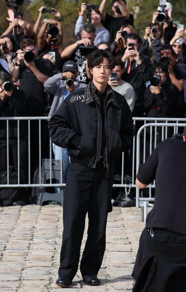 TheePopCore's tweet photo. Wang Yibo looks ravishing, cool and dashing at the LOEWE show. https://t.co/0NYkB0cZkv