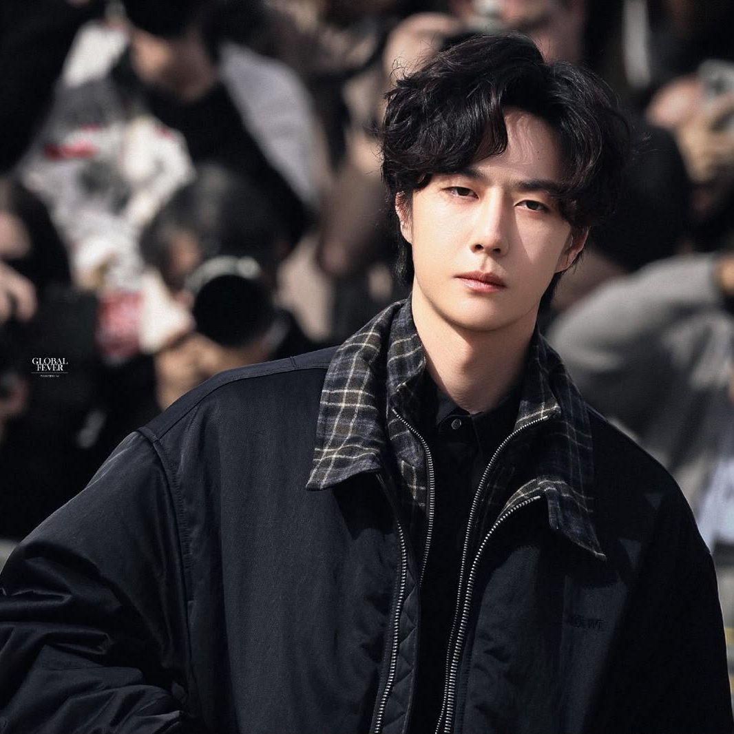 TheePopCore's tweet photo. Wang Yibo looks ravishing, cool and dashing at the LOEWE show. https://t.co/0NYkB0cZkv