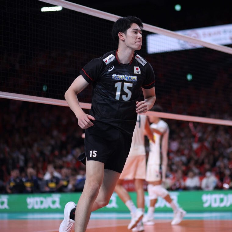 vking_jp's tweet photo. ＼決勝進出！／    

バレーボール男子日本代表が、フルセットの接戦の末中国代表に勝利し決勝進出🔥

🇯🇵日本代表 3-2 中国代表🇨🇳 

第1セット 23-25
第2セット 25-22 
第3セット 25-18
第4セット 19-25
第5セット 15-13

https://t.co/NeKkeLSt6Z https://t.co/AMOFEcEvjI