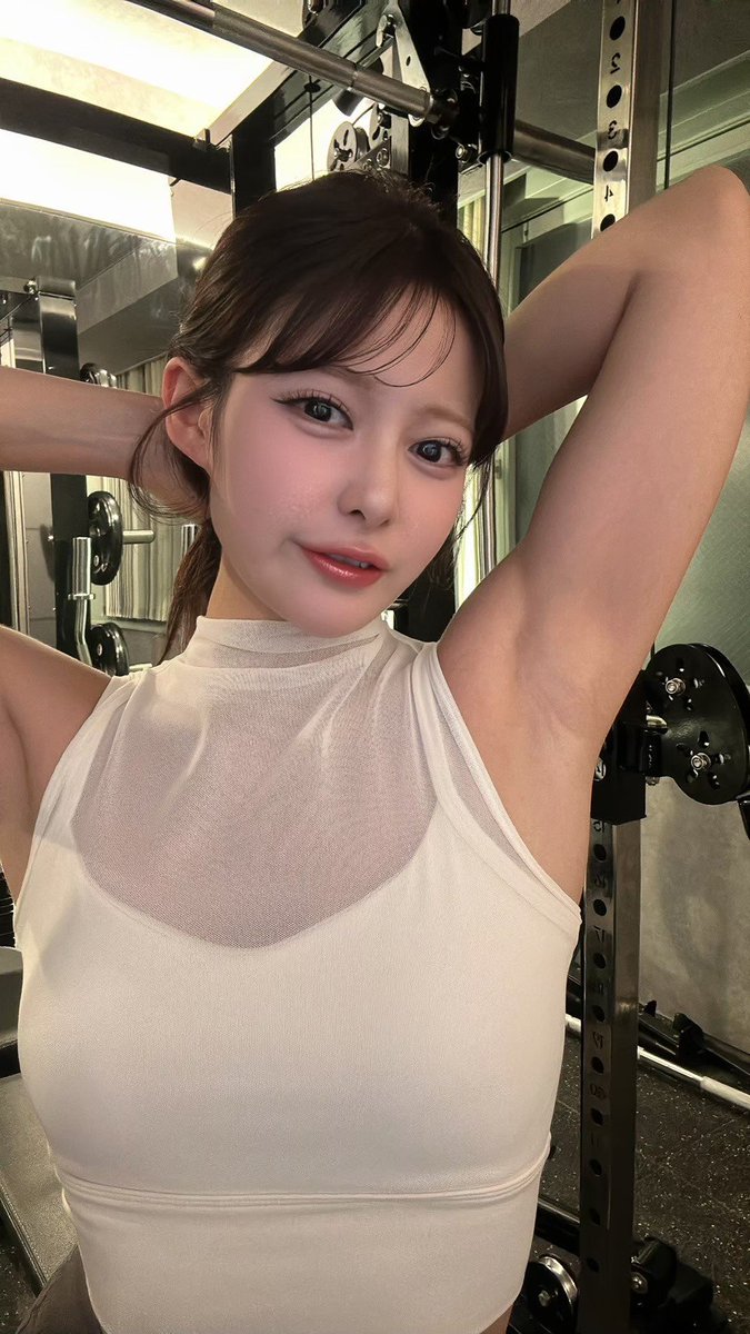 peaksgymdayo's tweet photo. 下心を持ってトレーニングすること、女性トレーナーの私は100%大歓迎です。

むしろ、声を大にして推奨したいくらい。

よく「健康維持のために」とか「自己規律のために」みたいな綺麗な目標を掲げる人がいますが、���直、筋トレにおいて一番爆発的なパワーを発揮するのって「不純な動機」なんですよね。

「好きな女の子を沼らせたい」
「脱いだときに幻滅されたくない」
「夜のパフォーマンスで男としての自信を取り戻したい」

こういう生々しい下心を持ってジムに来てくれる男性、私は最高に人間��しくてカッコいいと思います。
そして何より、その下心は解剖学的にも生理学的にも【最強の正解】なんです。

下心が男の身体を爆発的に変える理由

実は「男としての自信」を高めるトレーニングって、そのまま一番効率の良い肉体改造になります。

【テストステロンが自然と湧き出る】
「モテたい」「魅力的になりたい」という強い本能的な欲求がある状態自体が、男性ホルモン（テストステロン）の分泌を後押しします。
この状態で下半身などの大筋群をしっかり追い込むと、ホルモンブーストが最大化して、筋肉のつきやすさも気力の充実度も跳ね上がります。

【骨盤周りの血流が圧倒的に良くなる】
下半身（お尻や太もも）には全身の筋肉の約6〜7割が集まっています。
ここをハードに追い込むことで、骨盤腔内への血流量が一気��増加。海綿体へ血��を送り込むポンプ機能が強化され、硬度や持続力に直結します。

【芯を支える骨盤底筋が引き締まる】
深くしゃがんで踏ん張る種目は、腹圧とともに骨盤の底にある筋肉（PC筋）を強制的に鍛え上げます。
ここが鍛えられると、姿勢が良くなってスーツが似合うだけでなく、夜のコントロール力と持久力が段違いに変わります。

下心を最高の自信に変える推奨種目

見栄えの胸筋もいいですが、本気で「男としての格」を上げたいなら、以下の種目から逃げないでください。

◆ バーベルスクワット
浅くチョコチョコやるのはもったいないです。
太ももが床と平行になる深さまでしっかり沈んで、股関節と骨盤底筋をフル稼働させて立ち上がるのがポイント。

◆ ヒップスラスト / デッドリフト
お尻（大臀筋）と裏ももを極限まで収縮させる��目。
トップポジションでキュッとお尻を締め切る感覚を掴むと、骨盤周りの安定感が激変します。

◆ ブルガリアンスクワット
片脚ずつ強烈なストレッチをかける地獄の種目。
キツいですが、股関節の可動域を広げてインナーマッスルを目覚めさせるにはこれが一番効きます。

「下心でジム行くの恥ずかしいな…」なんて思う必要は1ミリもありません。

動機なんて不純で上等。
そこで逃げずに重いバーベルを担いで追い込む姿は、純粋にめちゃくちゃカッコいいです。

内側からエネルギーがみなぎっていて、自信に満ち溢れている男性は、女性目線でも本当に魅力的ですから。

その有り余るエネルギー、全部トレーニングにぶつけてみませんか？
恥ずかしがらずに「男を高めたいです！」って言ってもらえれば、喜んで限界まで追い込むメニューを組みます。