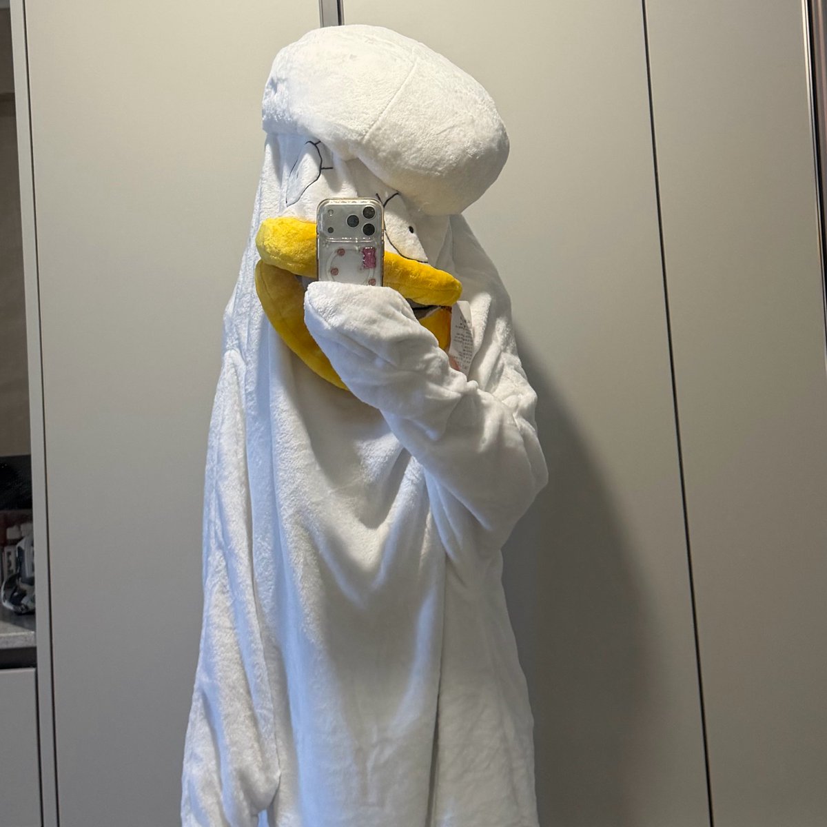 fiq_D_flover's tweet photo. 🐣: I bought an animal pajamas...
🐣: But something's wrong...
🐣: Something...
🐣: Something feels weird...
🐣: Don't laugh
🐣: Something feels kinda off right?
🐣: It feels weird so I tried fixing it and took another picture

🤣🤣🤣 https://t.co/D2M8pUY8VA