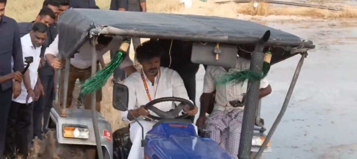 VijayismX's tweet photo. இதுவே திமுக காரனுங்களா இருந்த அந்த பக்கத்துல இருக்க ஆள இறக்கி விட்டுட்டு அந்த டிராக்டற நைசா கோபாலபுரத்துக்கு தள்ளிட்டு போயிருப்பானுங்க. https://t.co/9c225C8til