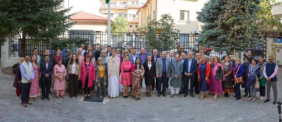 eoiromania's tweet photo. 🌿🇮🇳 11th Ayurveda Day 2026 at the Embassy of India, Bucharest 🇮🇳🌿

The Embassy of India, Bucharest celebrated the 11th Ayurveda Day with the launch of Volume IV of Ayurveda in Romania, highlighting the growing interest in Ayurveda and its relevance to a healthy and balanced everyday life.

🇮🇳 H.E. Dr. Manoj Kumar Mohapatra, Ambassador of India to Romania, spoke about the importance of Ayurveda in daily life and its timeless approach to health and well-being.

📖 Mr. Andrei Gamulea, President, AMN-Romania, also addressed the gathering and spoke about the significance of the launch of the fourth volume of Ayurveda in Romania.

🤝 The event was also attened by Mr. Vasile Rîmbu, Mayor of Suceava, and witnessed enthusiastic participation from members of the Indian community, Romanian friends and well-wishers.

The celebration provided a meaningful platform to promote awareness of Ayurveda and further strengthen India-Romania people-to-people and cultural ties.

#AyurvedaDay2026 #Ayurveda #AyurvedaInRomania #IndiaInRomania #EmbassyOfIndia #MinistryOfAYUSH #CulturalDiplomacy #IndiaRomania #Wellness #TraditionalKnowledge