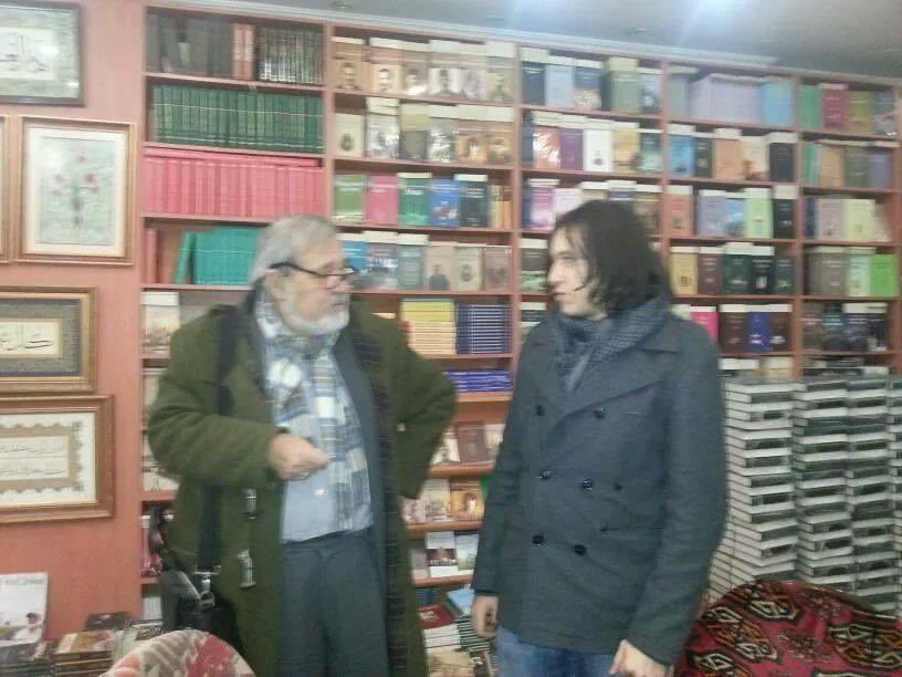 alicnertn's tweet photo. Sene 2011 İlber Ortaylı ile 

📍Cağaloğlu

O gün bir kucak dolusu, yaklaşık 95 TL’lik kitap almıştı. Şimdinin 5000 TL’si

Orhan Pamuk’u hiç sevmezdi merhum. Rafları kendi kendine söylenerek geziyordu. Pamuk’un kitabını eline alıp, “Yine ne yazmış bu aptal herif” diye söylenmişti.

Üniversite talebesi olduğumu öğrenince kitap bakmayı bırakıp benimle sohbet etmişti. Allah rahmet eylesin.