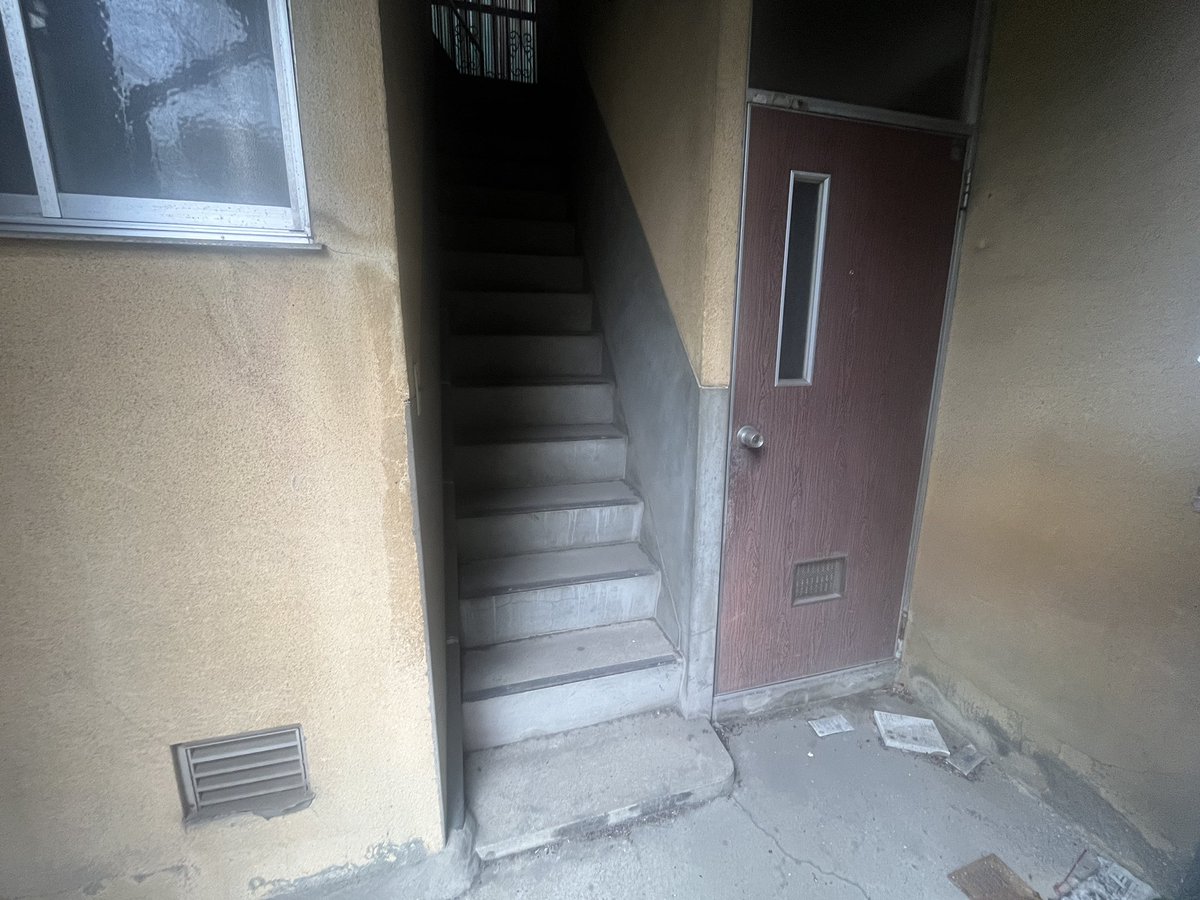 conankara1's tweet photo. 通りすがりで吸い込まれたアパート
#廃墟 #abandoned https://t.co/OCI9tof5Mf