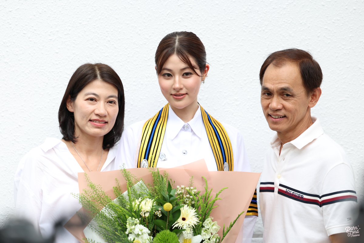 PahnFond_THFC2's tweet photo. Congratulations! 💐
ยินดีกับพี่บัณฑิตป้ายแดงคนเก่งด้วยนะคะ 👼🏻🩵

#PahnGraduationsDay
#pahnthitta #FONDnatticha
#PahnFond #ป่านฟ้อนด์ https://t.co/UxG81H1Yhc