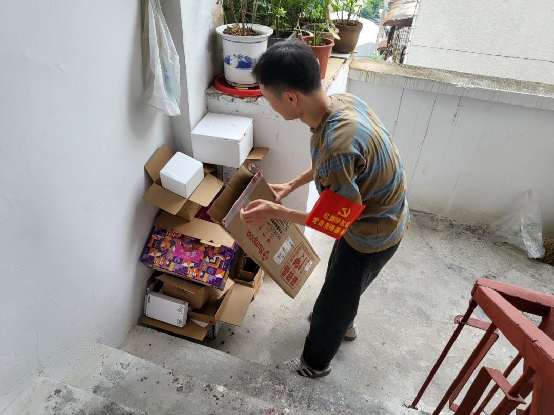 WildaMilne2t4's tweet photo. Vecino, necesitas ayuda con las cajas de la mudanza Te dejo unas manitas!， https://t.co/9n2irJ177j