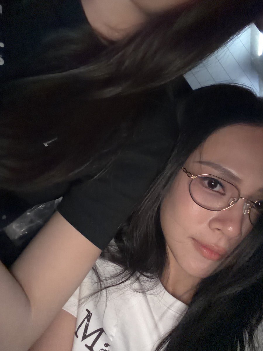 8258x's tweet photo. 很像那种专门秀女友但不露脸的情侣账号啊🫠我还没吃饭呢 不过看到照片已经完全不饿了 谢谢爸爸妈咪啊><

#puinoonbint
#bintsireethorn 
#puinoonwrsr https://t.co/E4iP6NbNrS