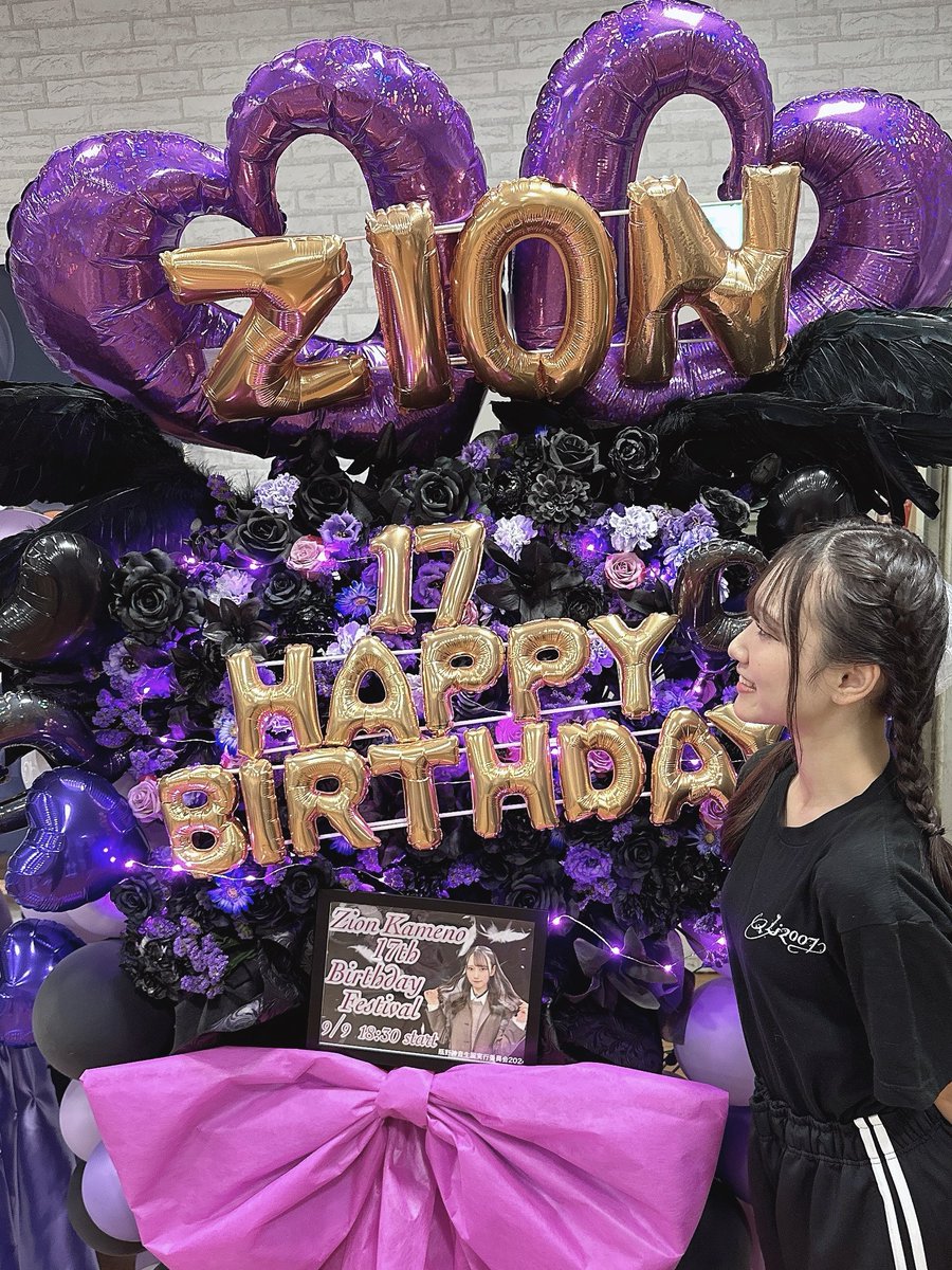 328_zion's tweet photo. 元 # ババババンビ 小鳥遊るいさん
プロデュースアイドルグループ
SUNNY PARADE 紫色担当
"じおん"こと瓶野神音です 💟💭

2026年11月19日にデビューライブ
『晴れときどき晴れ』があります！☀️

サニパは7人中6人がアイドル未経験で、
私は、サニパ唯一のアイドル経験者です。

前アイドルを卒業した時は、もうしないと決めていましたが、自分の夢がしっかりとでき、アイドルとしての自覚、覚悟をもち、またこうして再スタートさせていただくことになりました。

「 唯一のアイドル経験者として、今自分に出来ることは何か 」そんな事を考えながら毎日を過ごしています。

デビュー前なのにも関わらず
もう既にたくさんのお仕事をいただき
自分達の楽曲もできあがっていたり、私たちの為に毎日沢山の方が関わってくださっていて、とても有難い環境だなと思いますし、とても期待もしていただけてると思います。

その期待に応えれるよう、超えれるよう、
まずはデビューライブを成功させる為に、
みんなで毎日レッスン頑張っています。

平日ではありますが、
絶対に楽しませる自信あります！
来て後悔はさせません。私が保証します。

私たちSUNNY PARADEが
スタートする瞬間を、ぜひたくさんの方に
見に来ていただきたいですし、
"サニパ古参"として、これから一緒に
色んな景色を見て行きたいです。

チケット販売中です！🎫✨
11/19は会おうね、この投稿をみつけてくれたみんな。

🔗https://t.co/FkZdympw7H