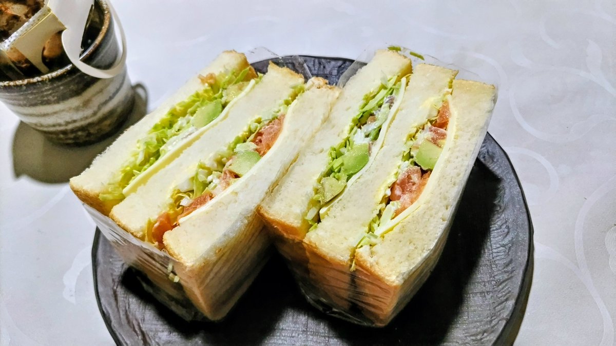 ozufumi's tweet photo. #今日のごはん　#おうちごはん　#料理男子
昼ごはん:スモークサーモンサンド
晩ごはん:丸ごとピーマンの肉詰め&amp;スモークサーモンとトマト・モッツアレラのカプレーゼ

スモークサーモン大成功！
まだまだあるで〜♪
乾杯〜🍻 https://t.co/ghw2tIEa4b