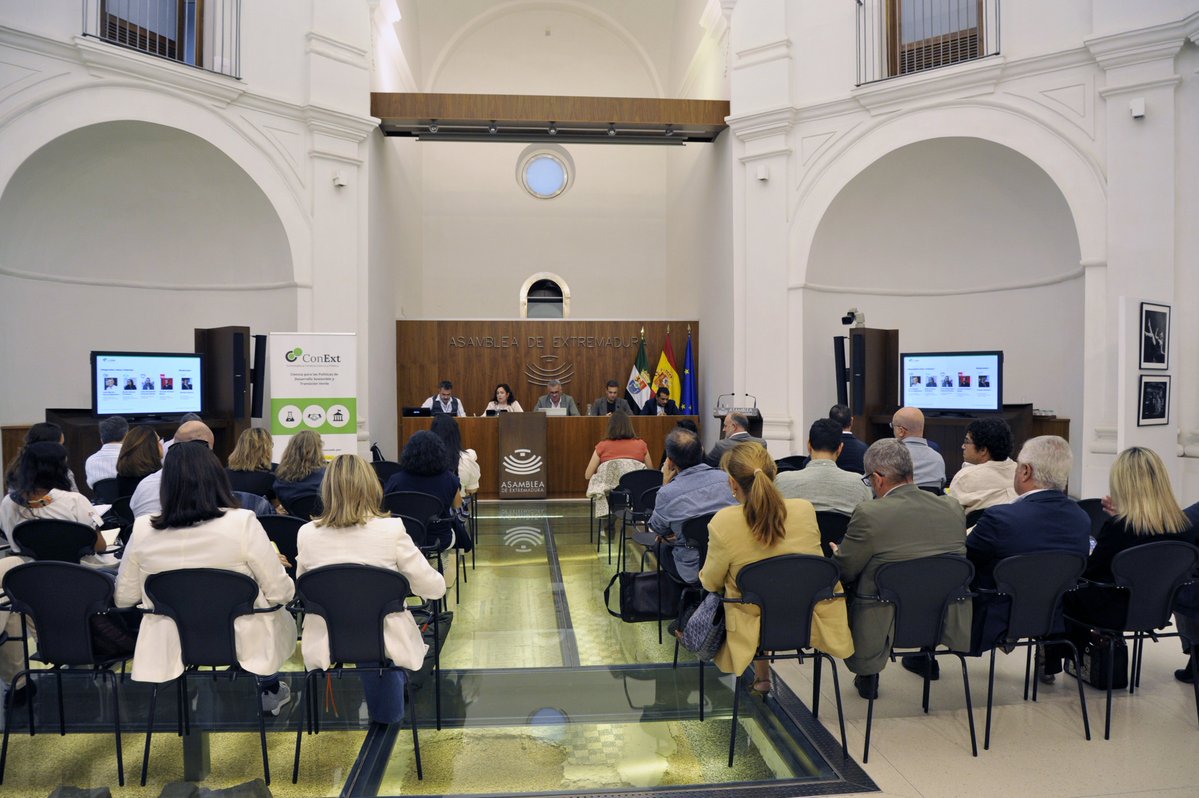 EfeExtremadura's tweet photo. La actividad 'Ciencia en el Parlamento' ha comenzado este viernes en la Asamblea de Extremadura con el objetivo de acercar el conocimiento científico a la toma de decisiones.

Investigadores y políticos han formado 20 parejas para poner en común conocimientos. https://t.co/G9SII79RJX