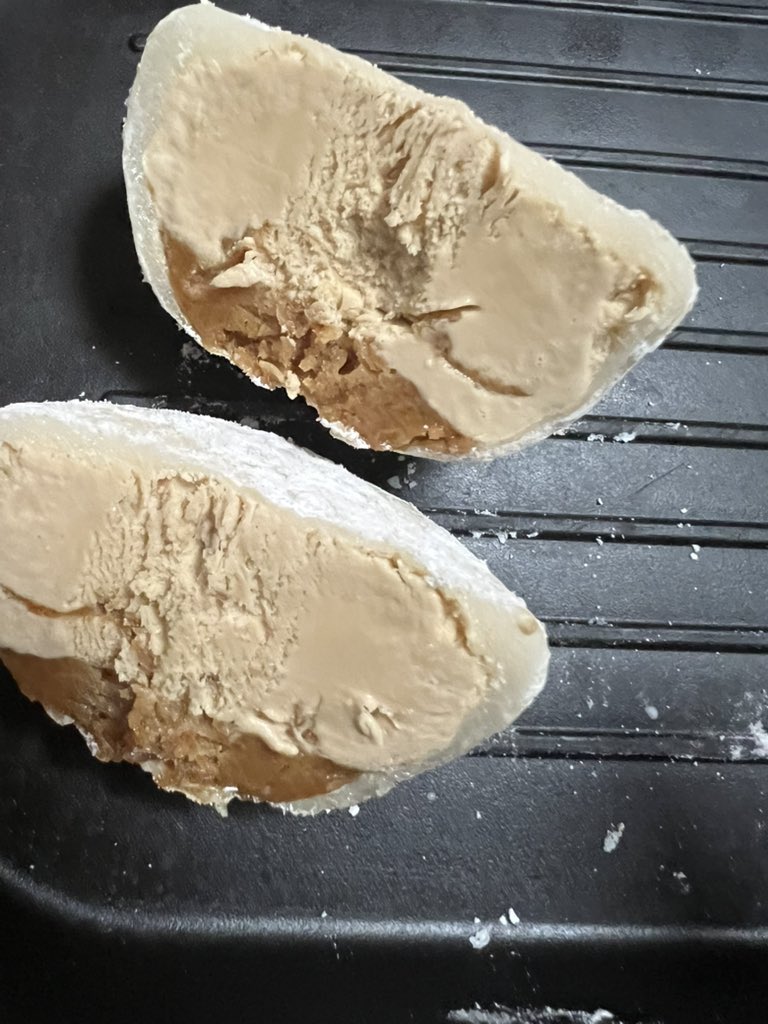 hmmmmmm1458's tweet photo. 이거 개맛있음… 베라에 파는건데 가벼운 에스프레소 아이스크림에 로투스 가루 살살 씹히면서 입에 빠르게 녹음ㄷㄷ 진짜 먹자마자 입에 녹아서 30초만에 다 먹었지만 야르한 맛이였다ㅇㅇ https://t.co/M6lxo7H8GE