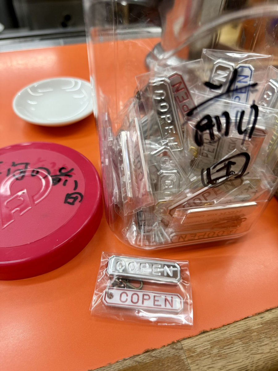 ysnr007's tweet photo. 会社帰りに萬来軒行った
今日はチャーハンと餃子！🥟

三河の前田さんが作られたコペングッズをいただきました‼️
ありがとうございます😆 https://t.co/EA2ucM2ddt
