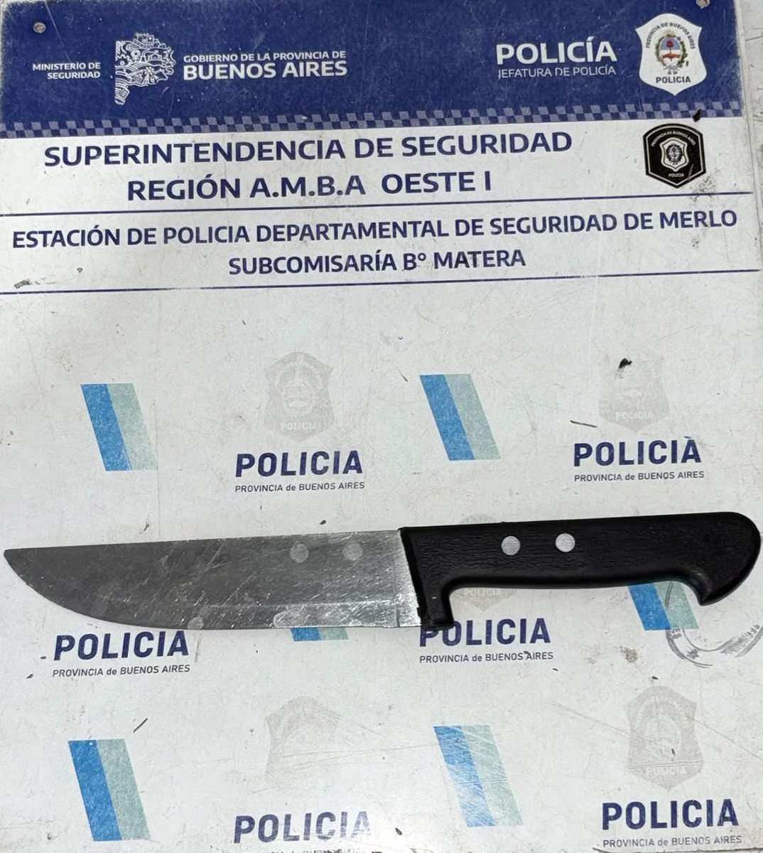 24conurbano's tweet photo. #Merlo "SALÍ AFUERA O TE ROMPO LA CABEZA": UN HOMBRE DE 34 AÑOS ENTRÓ CORRIENDO CON UNA CUCHILLA DE CARNICERO EN LA MANO A LA ESCUELA PRIMARIA 46, HUBO PÁNICO Y LOGRARON QUE SE ENCIERRE EN UN AULA MIENTRAS LOS PADRES LE DECÍAN DE TODO
El hecho ocurrió en el establecimiento ubicado sobre la calle William Morris al 1400, casi esquina Hurtado, en el barrio Matera. Finalmente, el hombre fue detenido. Hoy está prevista una reunión en el establecimiento con los padres de los alumnos.
"Entró un drogado"
El sospechoso ingresó por la fuerza a la escuela para buscar refugio, luego de mantener un conflicto con otras personas en la calle. Ante esta situación, las autoridades pusieron a resguardo a los alumnos y el hombre se encerró en una de las aulas. Mientras, integrantes del equipo directivo dieron aviso al 911.
El comunicado del colegio
"Entró un drogado", comentó un padre mientras grababa desde la vereda al hombre dentro del aula. Minutos después fue reducido. Tras el hecho, la escuela difundió un comunicado: "Ingresó por la fuerza un desconocido, ignorando sus intenciones. El mismo fue retenido. No es padre de ningún/a estudiante de la EP 46".