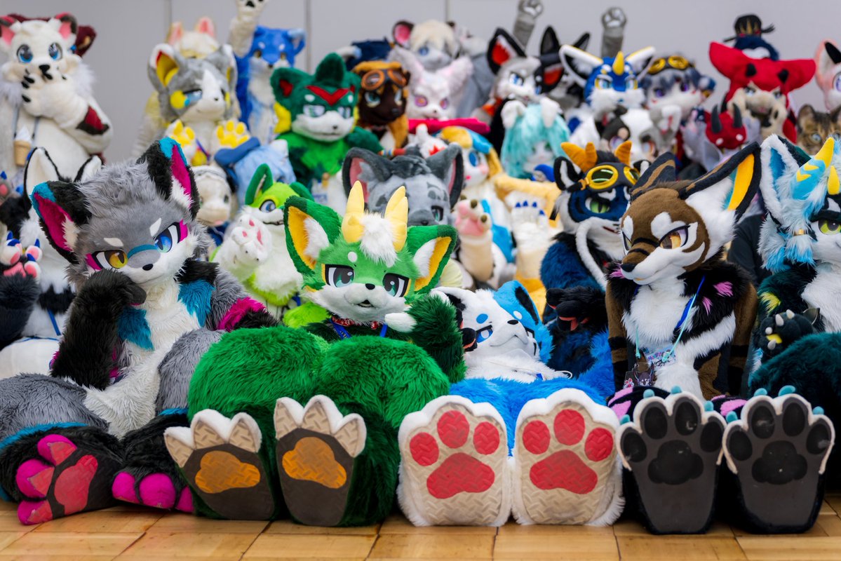 MK_Velkhana's tweet photo. 集合写真待ち🐾

#MIX会2
#FursuitEveryday https://t.co/YuubiOAs6Z