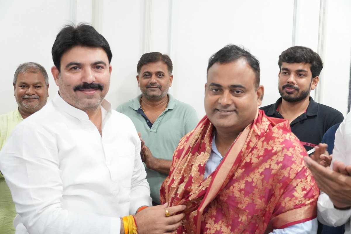 shalabhmani's tweet photo. पूर्वांचल की माटी से निकलकर बिहार में बतौर आईएएस अधिकारी अपनी सेवाएं दे रहे श्री मिथिलेश कुमार मिश्र जी एवं सीआरपीएफ में कमांडेंट के रूप में राष्ट्रसेवा कर रहे श्री राकेश मिश्र जी का आज देवरिया स्थित माँ सरस्वती सेवा सदन आवास पर आत्मीय अभिनंदन एवं स्वागत किया।

इस अवसर पर दोनों युवा साथियों से विभिन्न विषयों पर विस्तार से संवाद हुआ। संघर्षपूर्ण परिस्थितियों से निकलकर अपनी प्रतिभा, परिश्रम और संकल्प के बल पर सफलता की नई ऊंचाइयां हासिल करते हुए ये दोनों नौजवान साथी न केवल अपने परिवार, बल्कि पूर्वांचल और उत्तर प्रदेश का नाम भी रोशन कर रहे हैं।

इनकी सफलता क्षेत्र के युवाओं के लिए प्रेरणा है। दोनों साथियों के उज्ज्वल भविष्य और निरंतर सफलता के लिए मेरी हार्दिक शुभकामनाएं।