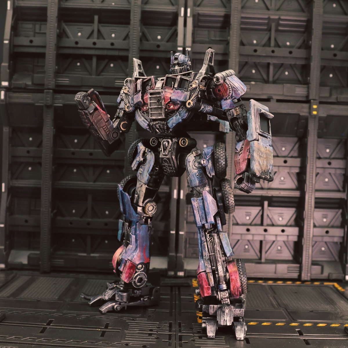 Npieces's tweet photo. SS Evasion mode Optimus Prime custom 
The gun is from Baiwei's KO, sinceI didn't like how small the gun is. His overall sculpting is pretty good, so I just went right into painting, black prime + dry brush + weather wash https://t.co/LBQaZrZ1JN