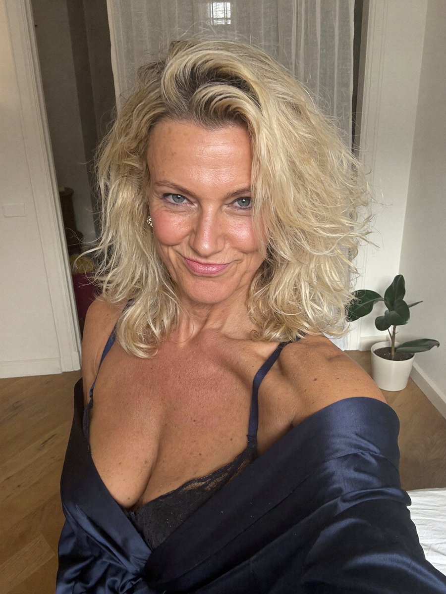 lis_tease's tweet photo. Wil je zien wat er achter die kleren schuilgaat? 🫢 https://t.co/g2idWAIGu4