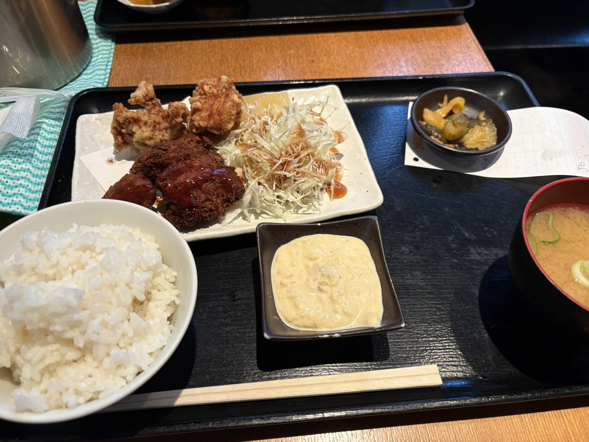 Chaunnhei's tweet photo. とり重が有名なんだけど、タルタルの文字に勝てない…
マグロカツと唐揚げ定食 https://t.co/PobeCU48y9