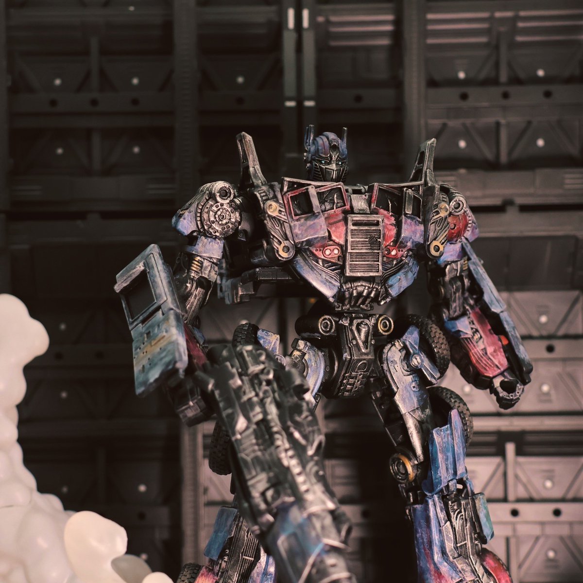 Npieces's tweet photo. SS Evasion mode Optimus Prime custom 
The gun is from Baiwei's KO, sinceI didn't like how small the gun is. His overall sculpting is pretty good, so I just went right into painting, black prime + dry brush + weather wash https://t.co/LBQaZrZ1JN