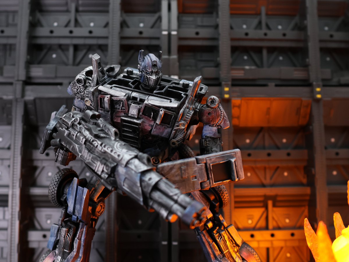 Npieces's tweet photo. SS Evasion mode Optimus Prime custom 
The gun is from Baiwei's KO, sinceI didn't like how small the gun is. His overall sculpting is pretty good, so I just went right into painting, black prime + dry brush + weather wash https://t.co/LBQaZrZ1JN