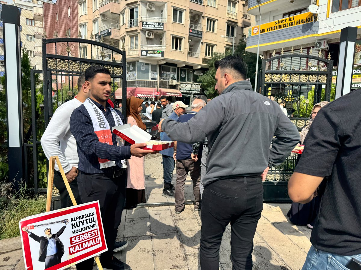 hfurkansiirt's tweet photo. Alparslan Kuytul Hocaefendi ve Furkan Hareketi Mensubu kardeşlerimizin haksız tutukluluğuna dikkat çekmek için Cuma Namazı sonrası halkımıza lokum ikram edip  dua talebinde bulunduk.

📍 Hacı Fethi Serin Camii

Özgürlük İçinMeydandayız FurkanGönüllülerine Özgürlük https://t.co/hXndcj5t6W