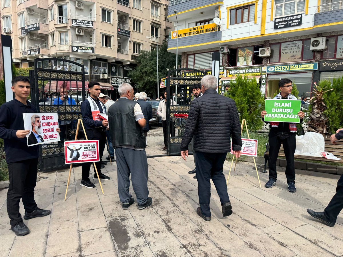 hfurkansiirt's tweet photo. Alparslan Kuytul Hocaefendi ve Furkan Hareketi Mensubu kardeşlerimizin haksız tutukluluğuna dikkat çekmek için Cuma Namazı sonrası halkımıza lokum ikram edip  dua talebinde bulunduk.

📍 Hacı Fethi Serin Camii

Özgürlük İçinMeydandayız FurkanGönüllülerine Özgürlük https://t.co/hXndcj5t6W