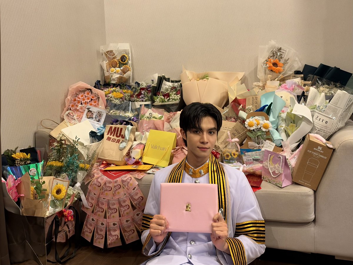 tangtonjp's tweet photo. You guys made it special 💙
#CongratsGradTangton
#tangtonjinnaphop https://t.co/Pf821LMWvb