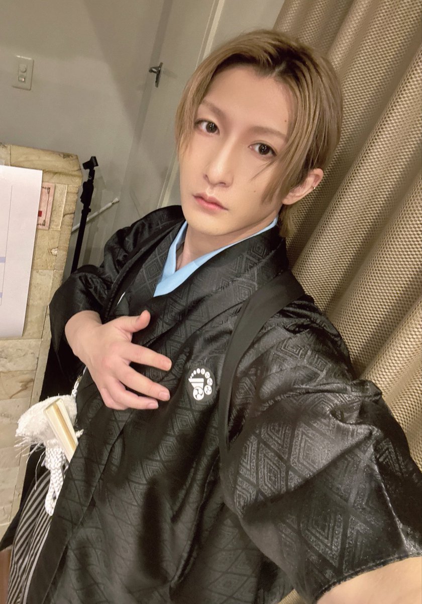 MizukiUmetsu's tweet photo. 刀ステ十周年企画色々ありますが、
長義は我らがアニメイトでバイトを始めてしまったし、
皆で紋付袴を着た配信番組、舞台『刀剣乱舞』感謝の宴もありと盛り沢山。

しっかり長義の紋だった。
#刀ステ https://t.co/n2y5eCll7J