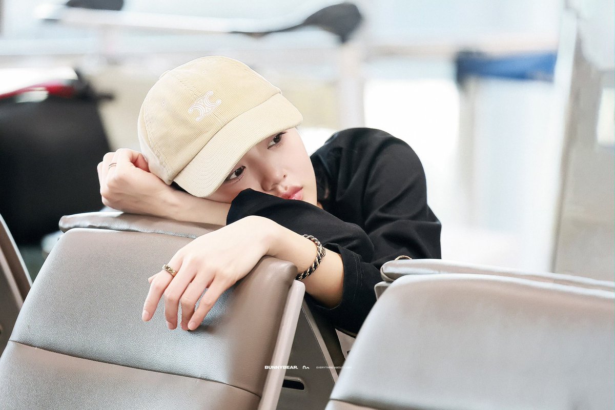Lmsydollar's tweet photo. Without girlfriend.            With girlfriend 
#LMSY https://t.co/LlbkHSDWa0