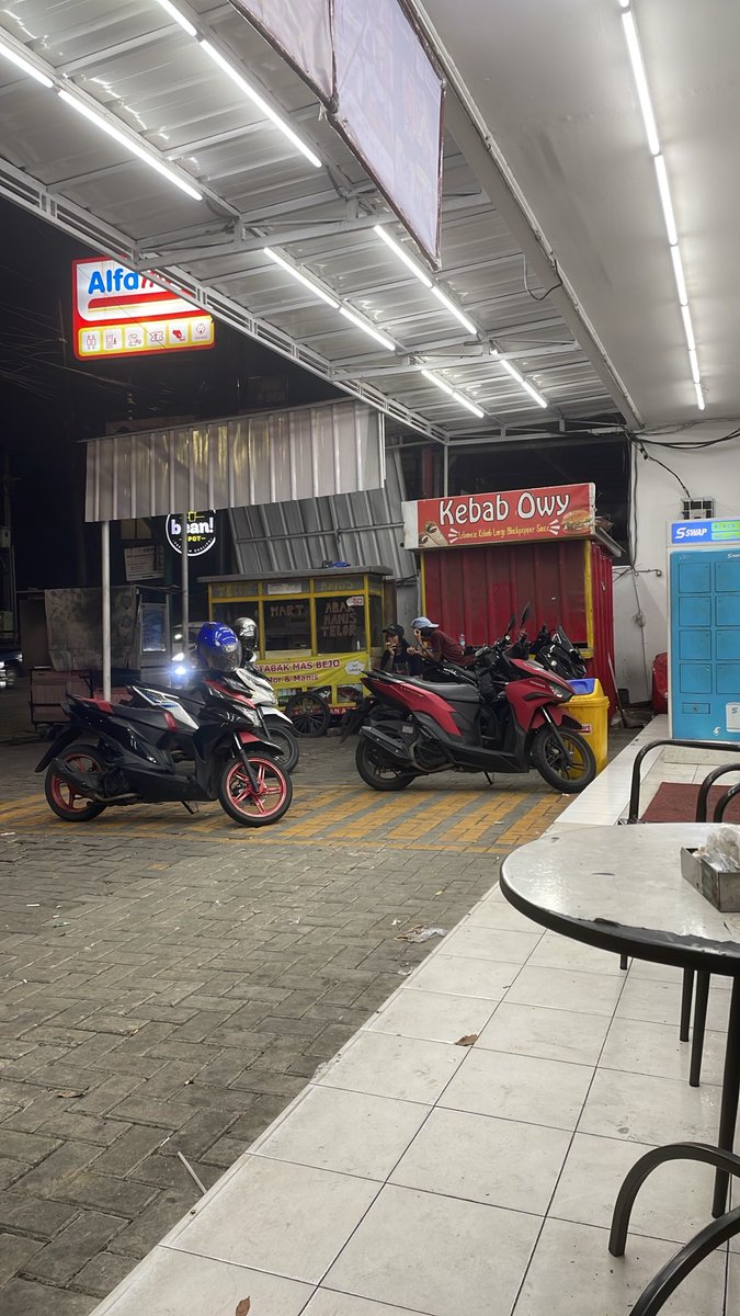 brordv's tweet photo. seperti biasa
duduk depan alfa

nikmati angin yang perlahan
sebotol golda menjadi pujaan
lupa sejenak segala kegundahan
balik langsung rebahan https://t.co/Oj98l4Pegb