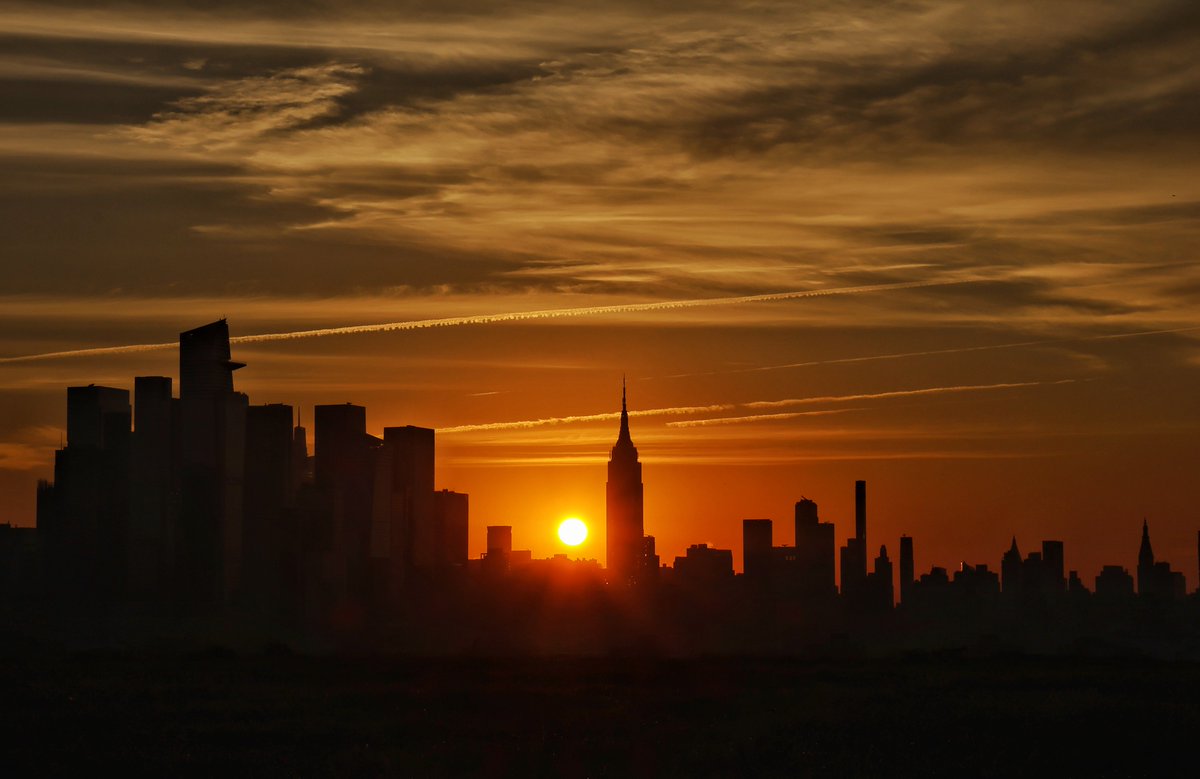 GaryHershorn's tweet photo. The sun rises behind the Empire State Building in New York City, Friday morning #newyorkcity #nyc #newyork #sunrise @empirestatebldg https://t.co/7k6aSFGOFR