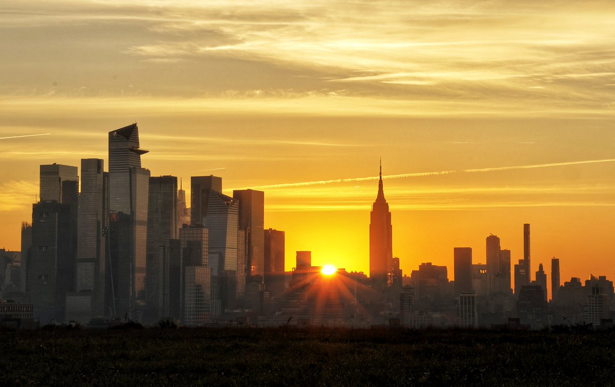 GaryHershorn's tweet photo. The sun rises behind the Empire State Building in New York City, Friday morning #newyorkcity #nyc #newyork #sunrise @empirestatebldg https://t.co/7k6aSFGOFR