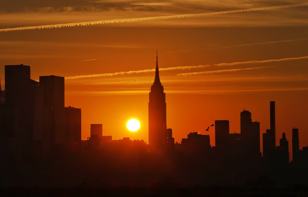 GaryHershorn's tweet photo. The sun rises behind the Empire State Building in New York City, Friday morning #newyorkcity #nyc #newyork #sunrise @empirestatebldg https://t.co/7k6aSFGOFR