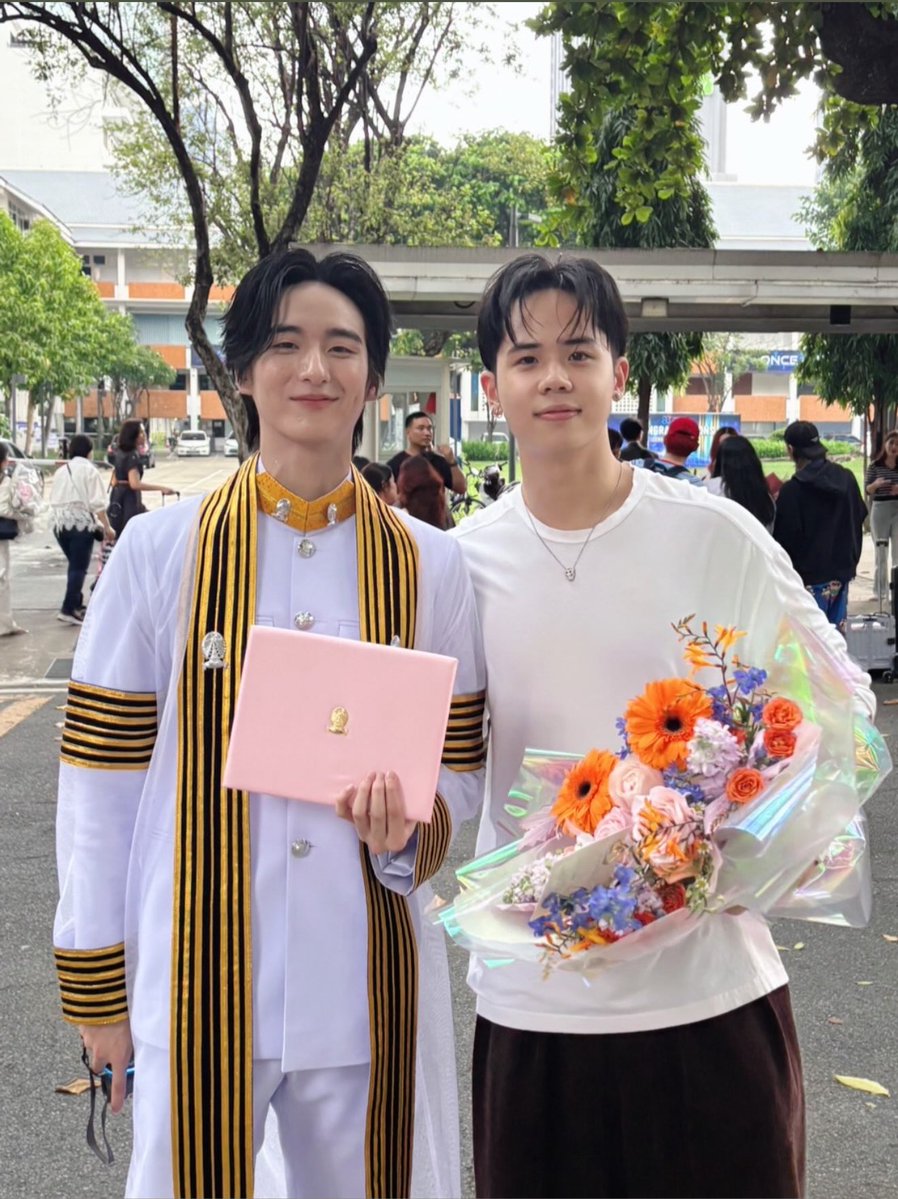 khunairy's tweet photo. เราเรียนจบแล้วนะดีใจมั้ย💐 https://t.co/rfEP16V82Y
