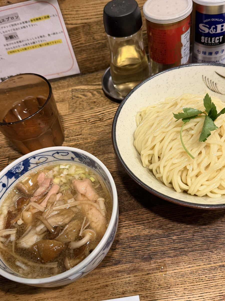 serverSE's tweet photo. 【新橋 纏】
路地裏に佇む隠れすぎた名店へ！
秋限定「キノコつけ麺」をオーダー。粘度のある旨みたっぷ���スープにはキノコと鶏肉がゴロゴロ！旨みが凝縮されたつけ汁はポットのスープ割りで最後の一滴まで完飲必至。狭い���内でも変わらぬ至高の一杯でした👍 https://t.co/j0WGBcTgky