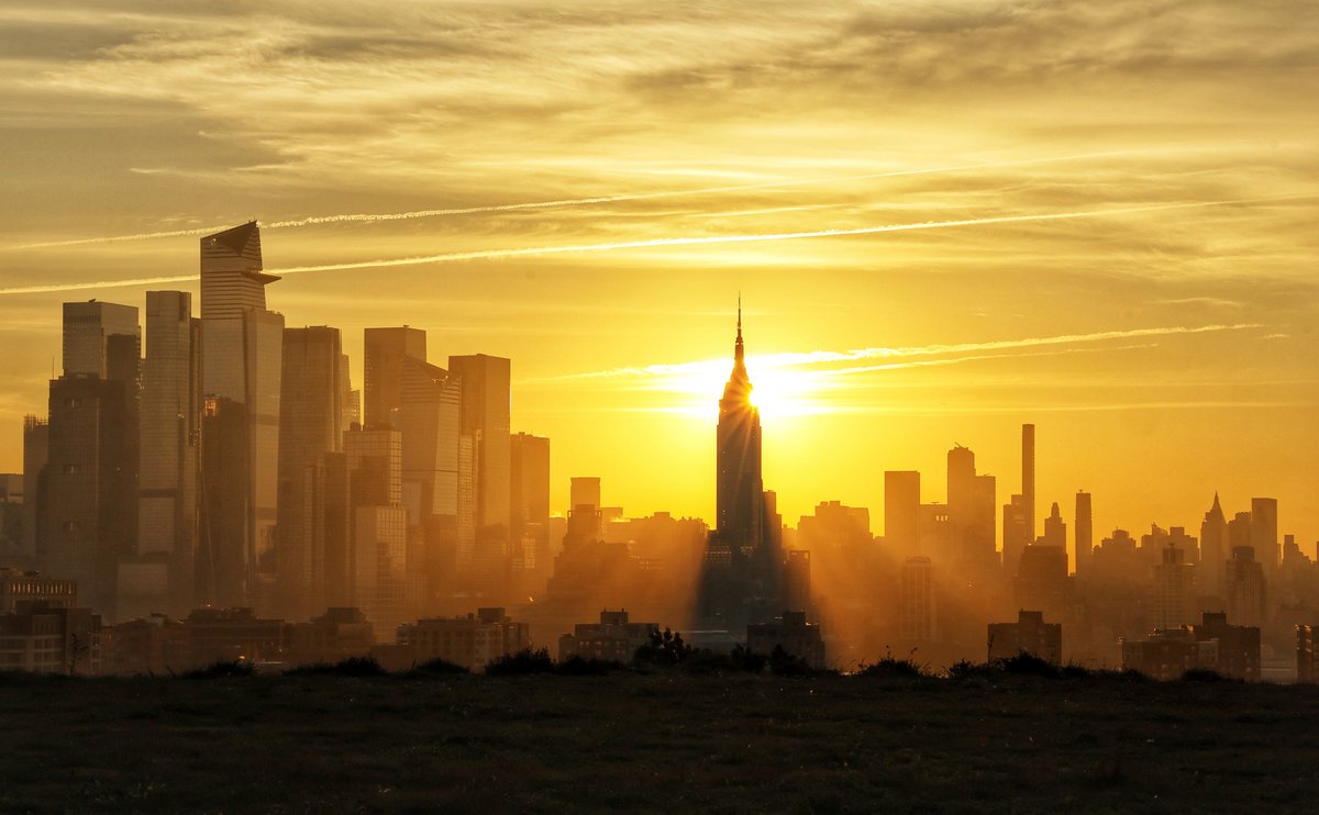 GaryHershorn's tweet photo. The sun rises behind the Empire State Building in New York City, Friday morning #newyorkcity #nyc #newyork #sunrise @empirestatebldg https://t.co/7k6aSFGOFR