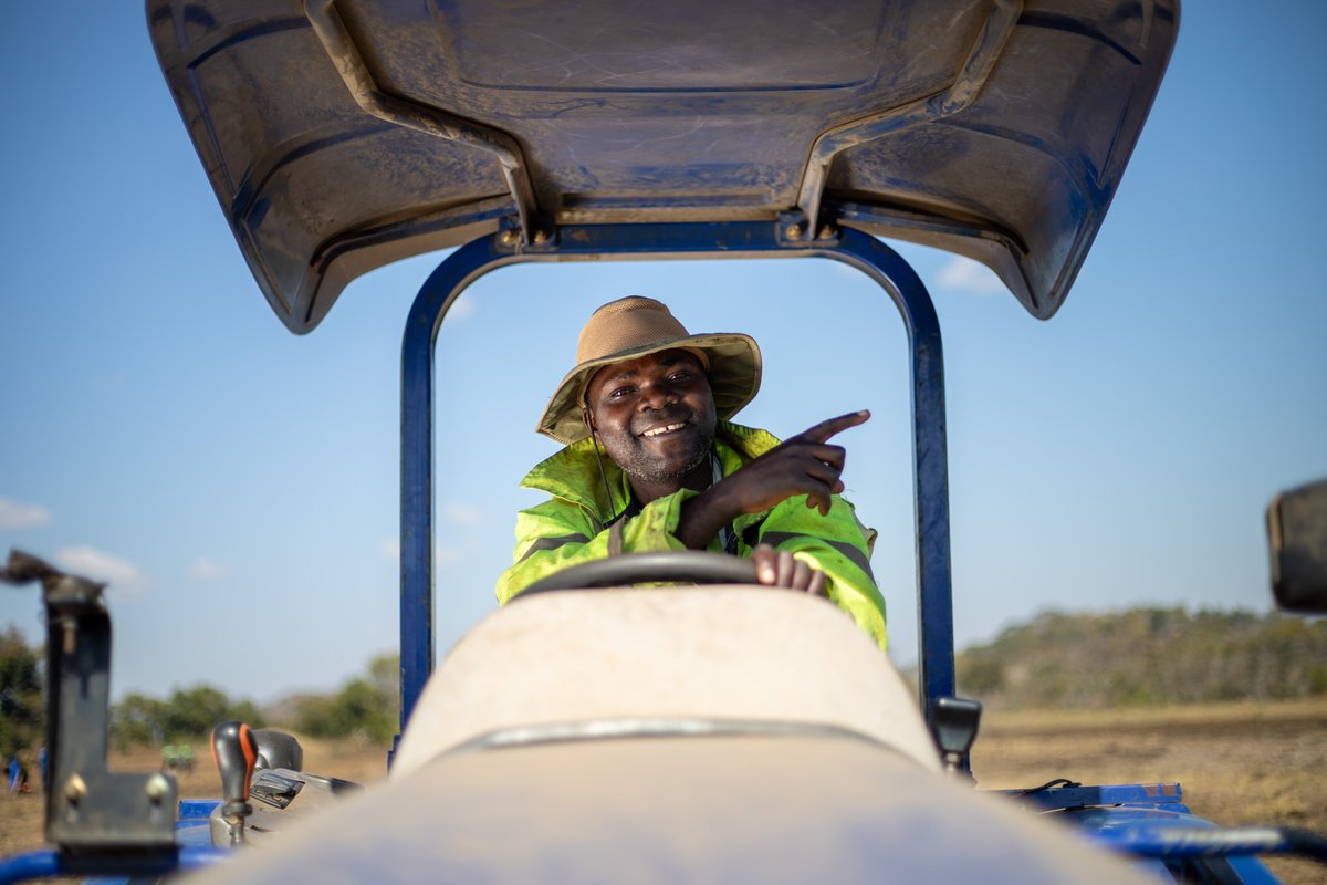 WFP_Zambia's tweet photo. In📍Katete, Mapulanga is helping smallholder farmers do more — offering land prep to harvest &amp; transport through the Govt-WFP Private sector led mechanisation🚜 initiative.

Using @HelloTractor's digital platform, he connects 👨‍🌾 to machinery, markets &amp; climate-smart practices. https://t.co/zsD5WlOX02