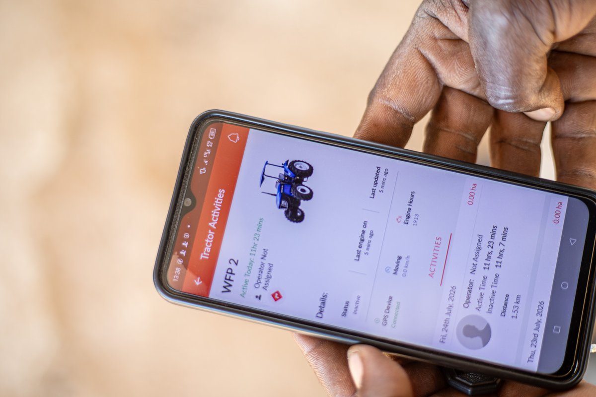 WFP_Zambia's tweet photo. In📍Katete, Mapulanga is helping smallholder farmers do more — offering land prep to harvest &amp; transport through the Govt-WFP Private sector led mechanisation🚜 initiative.

Using @HelloTractor's digital platform, he connects 👨‍🌾 to machinery, markets &amp; climate-smart practices. https://t.co/zsD5WlOX02
