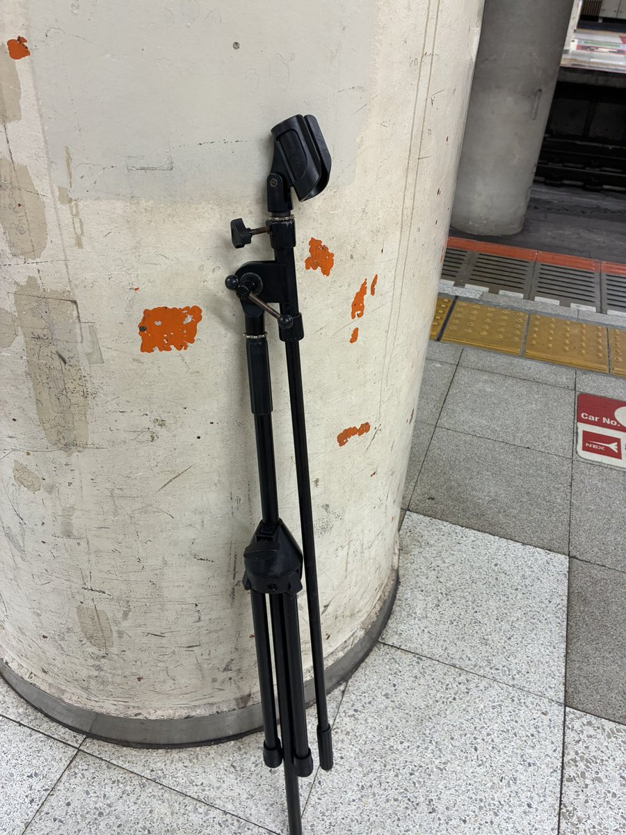 inami_arata's tweet photo. 昨日うっかり電車に起き忘れてしまったMYマイクスタンド、、、

無事東京駅に届いてましたー！！！

届けてくれた方、保管してくれてたJR様、心から感謝😭✨

ほんとに良かったー！！！ https://t.co/RChE2VfPtQ