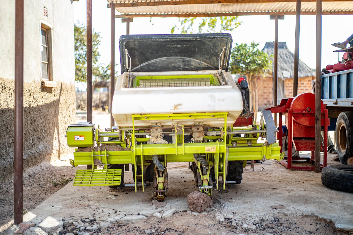 WFP_Zambia's tweet photo. In📍Katete, Mapulanga is helping smallholder farmers do more — offering land prep to harvest &amp; transport through the Govt-WFP Private sector led mechanisation🚜 initiative.

Using @HelloTractor's digital platform, he connects 👨‍🌾 to machinery, markets &amp; climate-smart practices. https://t.co/zsD5WlOX02