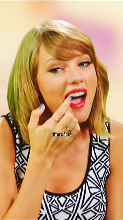 swiftie13coded's tweet photo. Today I remembered how Taylor chipped her tooth on a microphone &amp; left it like that for a decade until like two years ago. https://t.co/LeuApSlFdi